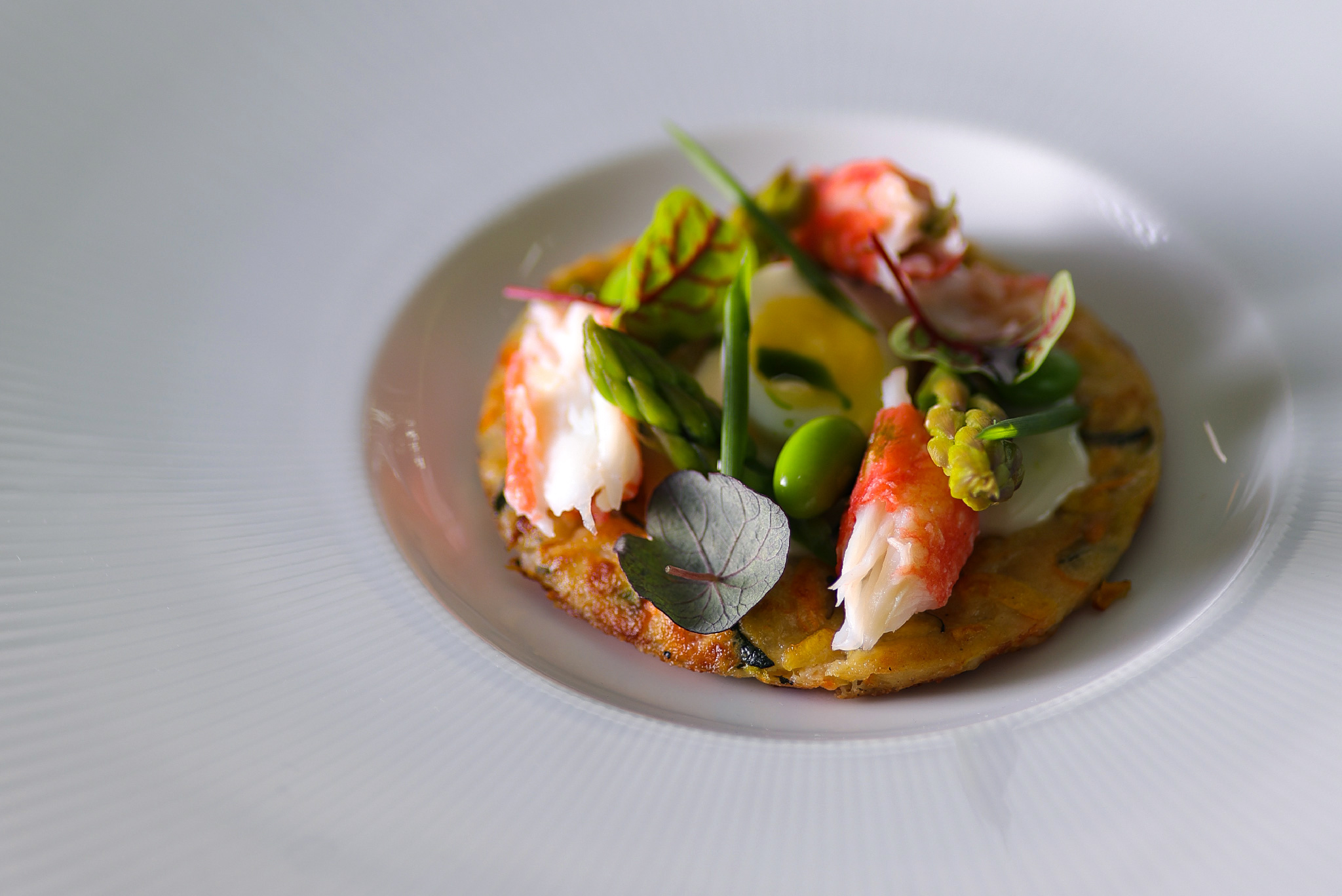 Rösti stracciatella juustu, Kuningkrabi (Kamtšatka krabi), vutimuna ja roheliste köögiviljadega